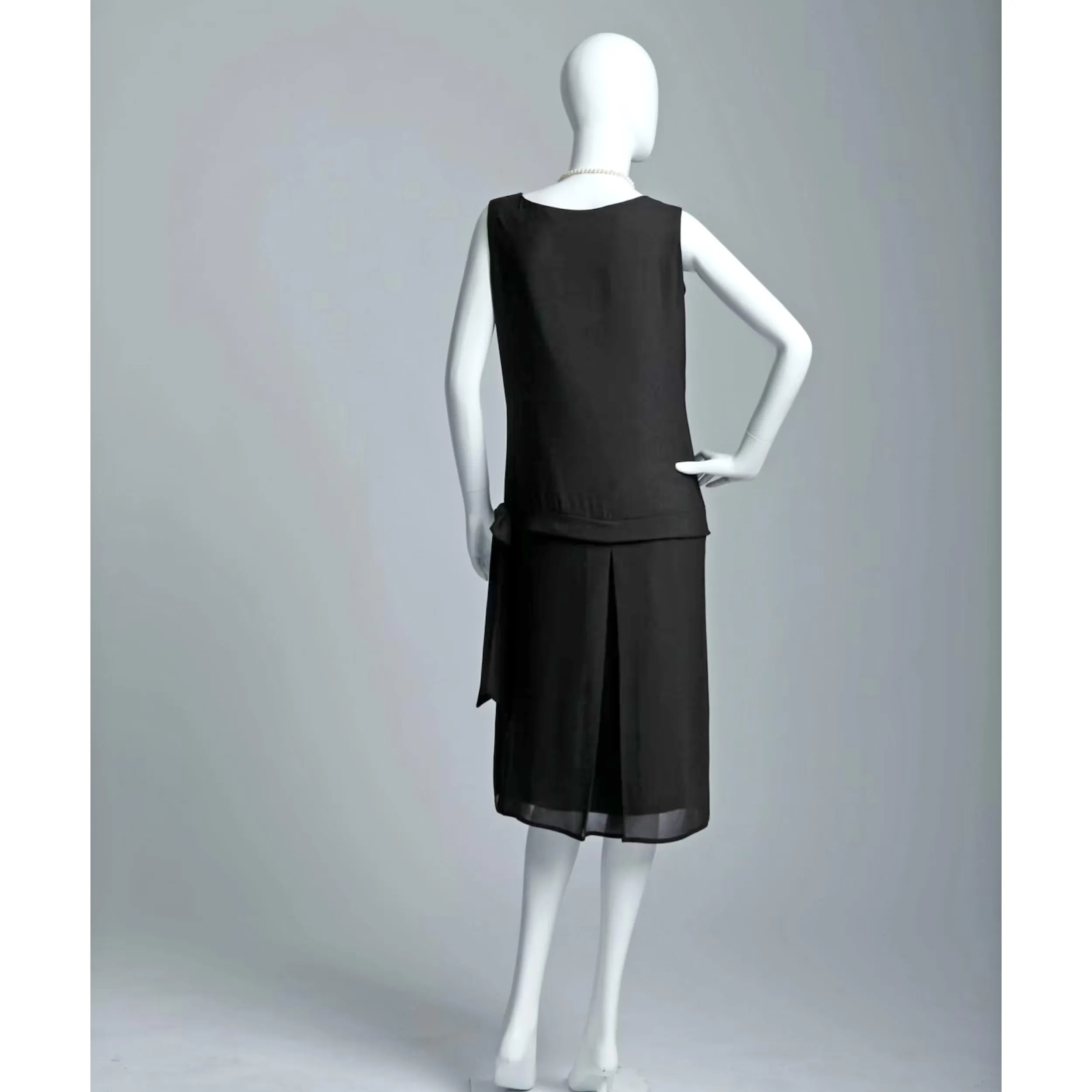 1920s art deco dress in black and off-white