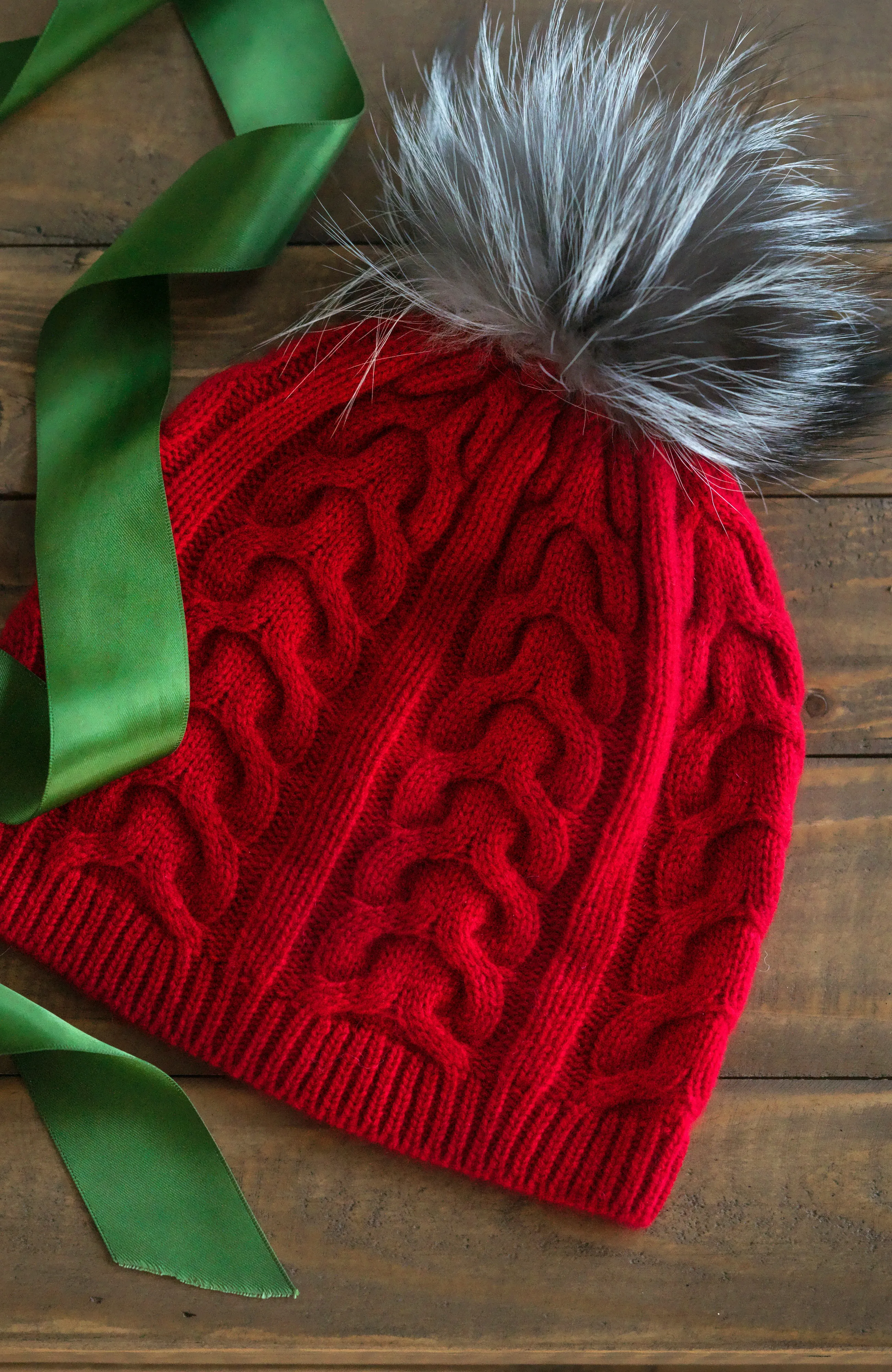 CASHMERE CABLE KNIT HAT WITH FUR POM