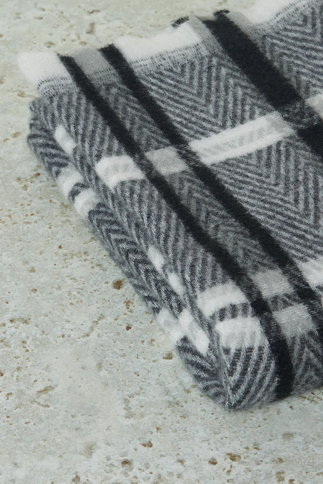 Men Grey And Black Checkered Scarf