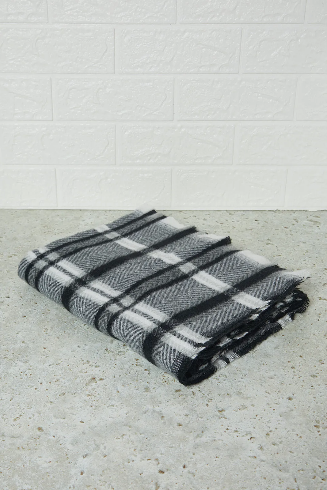 Men Grey And Black Checkered Scarf